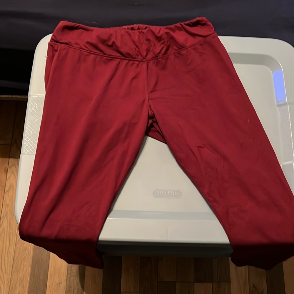 Both leggings are a size large. Both are Super comfy.